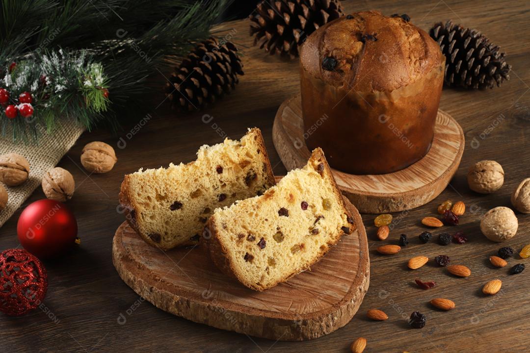 Deliciosa fatia de panetone com frutas cristalizadas