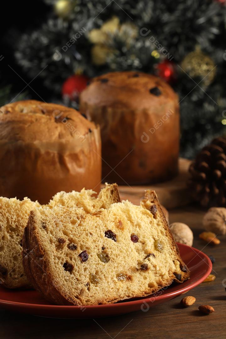 Deliciosa fatia de panetone com frutas cristalizadas