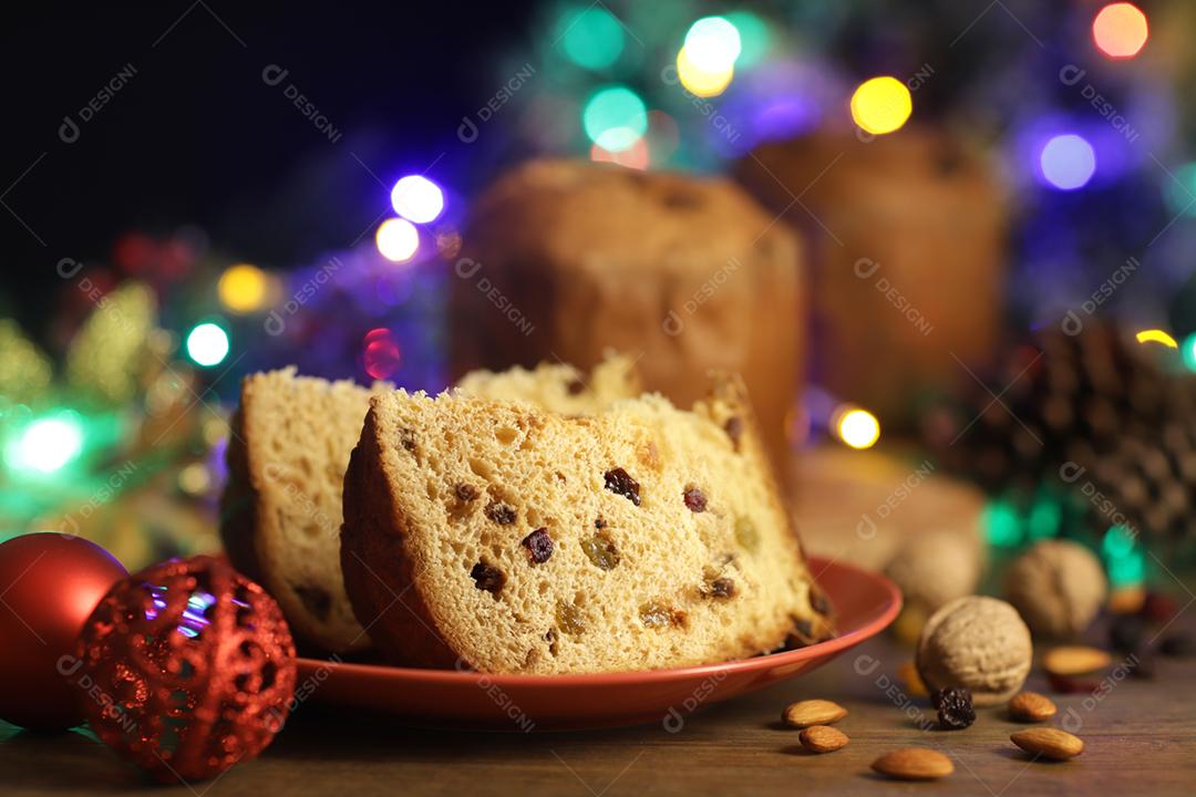 Deliciosa fatia de panetone com frutas cristalizadas