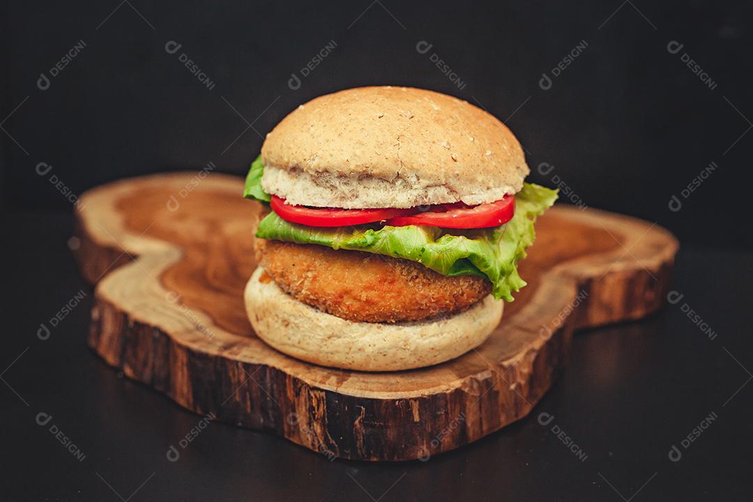 Delicioso Hambúrguer sobre tabua de madeira