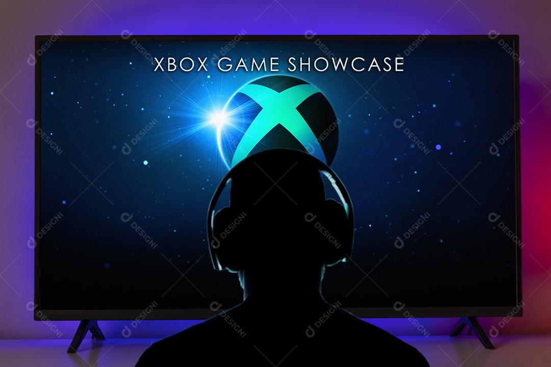Homem com fone de ouvido na frente da TV com Xbox Game Showcase, 10 de maio de 2022, São Paulo, Brasil