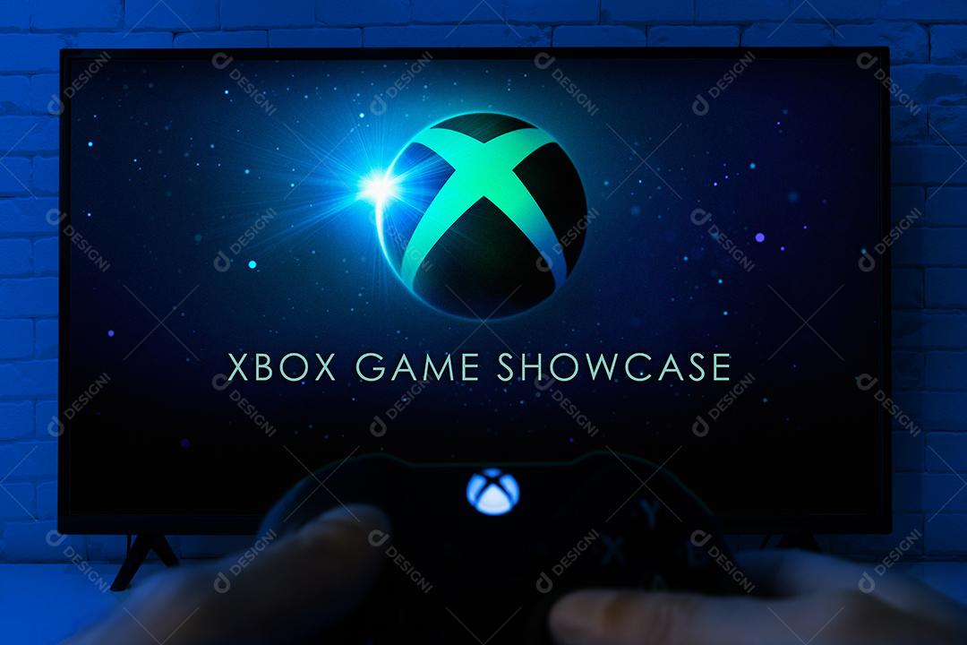 Tela de TV com o logotipo do Xbox Game Showcase na tela, 10 de maio de 2022, São Paulo, Brasil