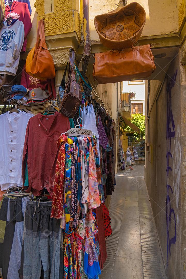 Turistas no antigo mercado árabe de Alcaiceria.