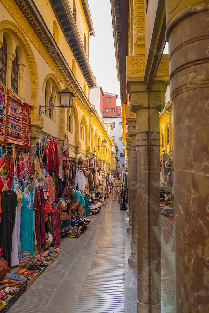 Turistas no antigo mercado árabe de Alcaiceria.