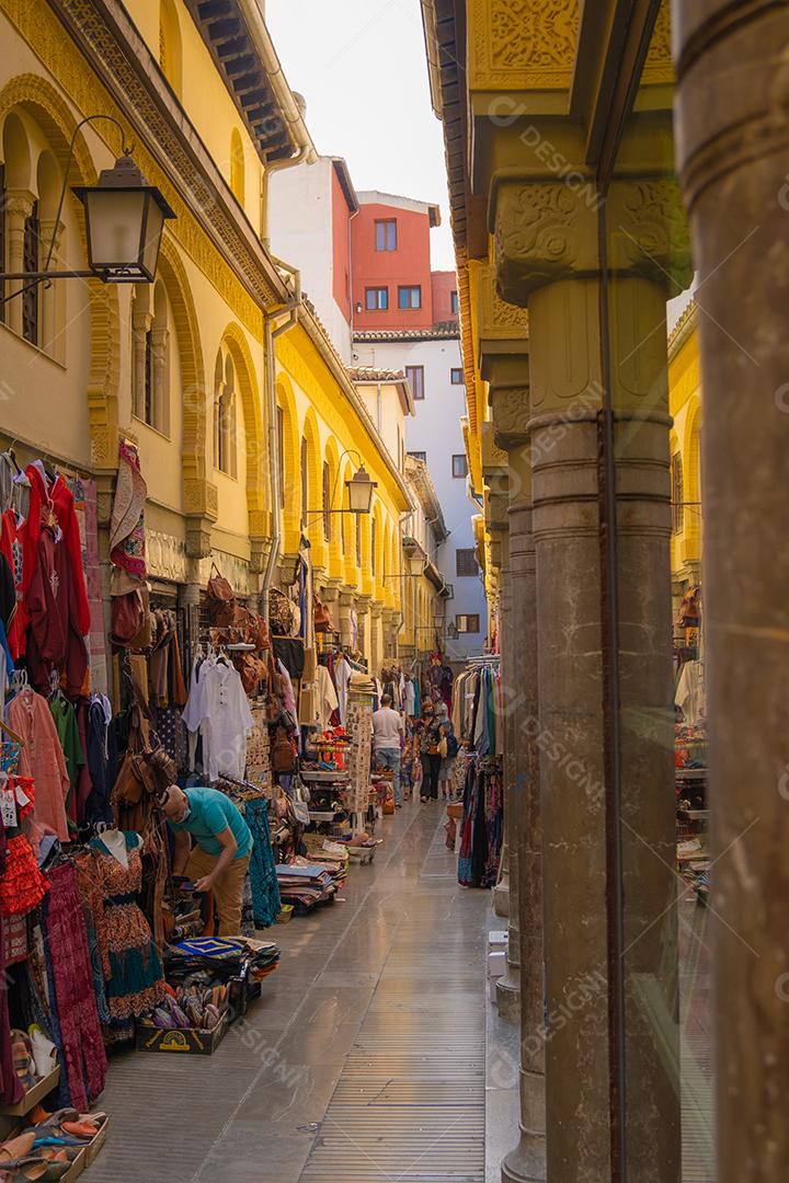 Turistas no antigo mercado árabe de Alcaiceria.