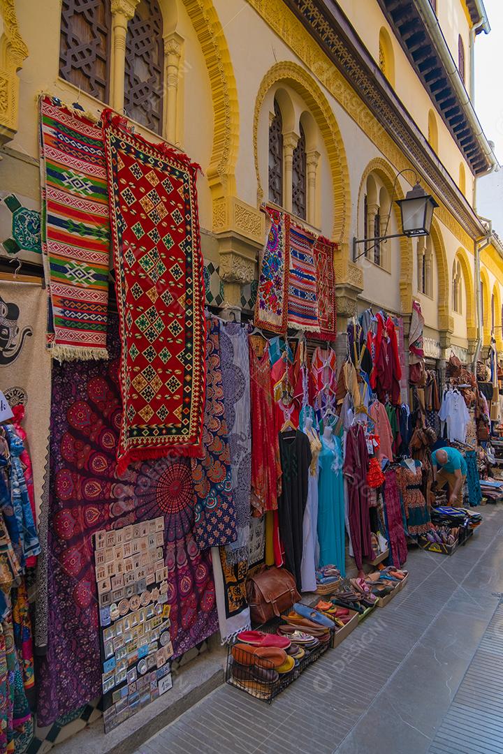 Turistas no antigo mercado árabe de Alcaiceria.