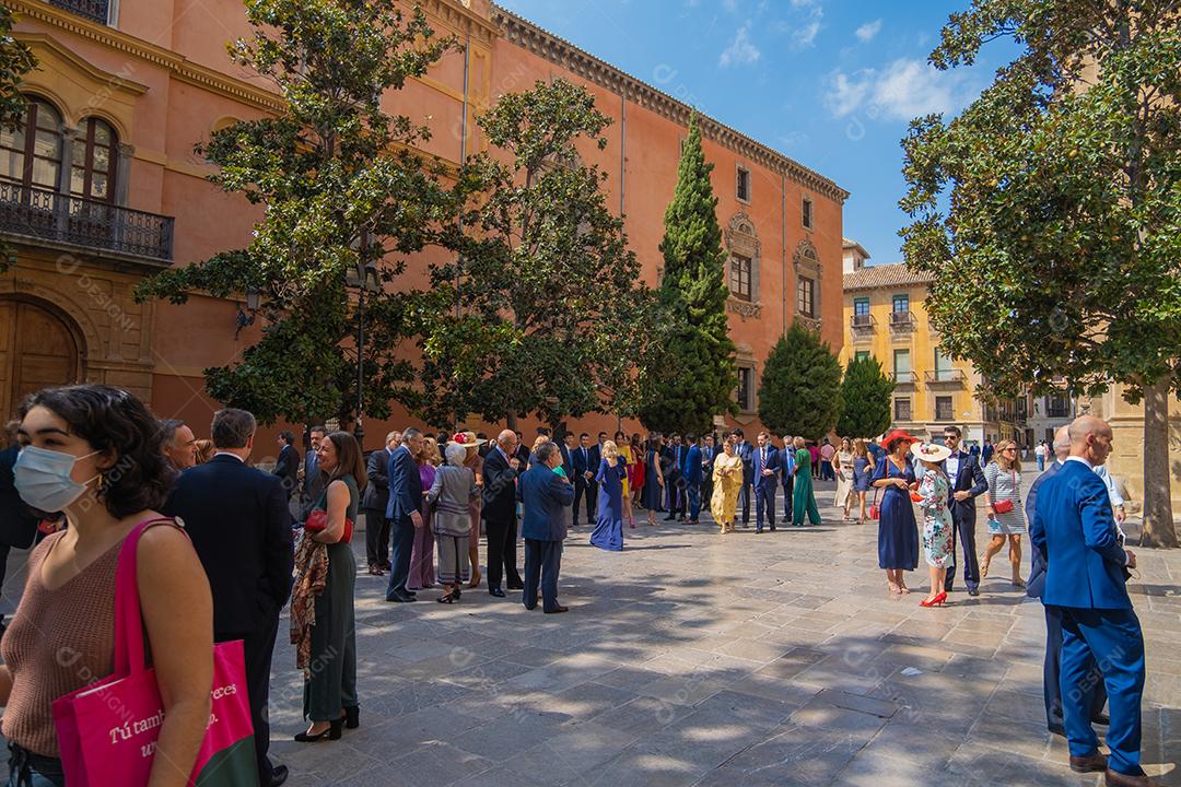 Pessoas celebrando casamento na Catedral de Granada.