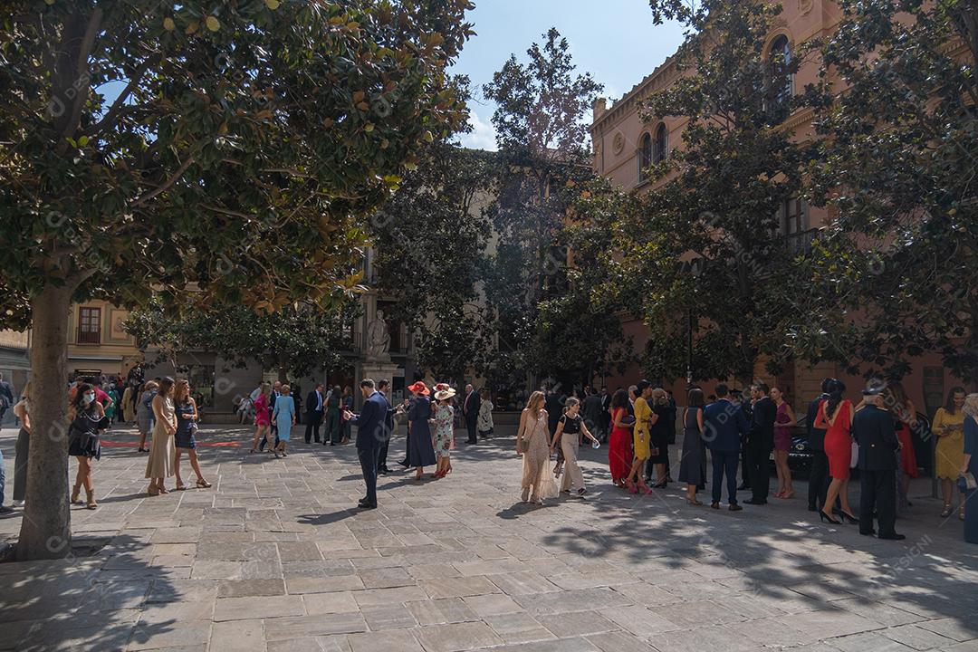 Pessoas celebrando casamento na Catedral de Granada.