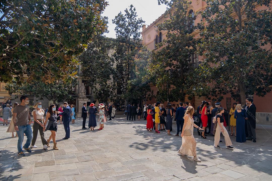 Pessoas celebrando casamento na Catedral de Granada.
