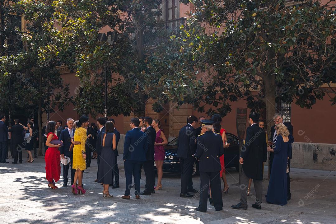 Pessoas celebrando casamento na Catedral de Granada.
