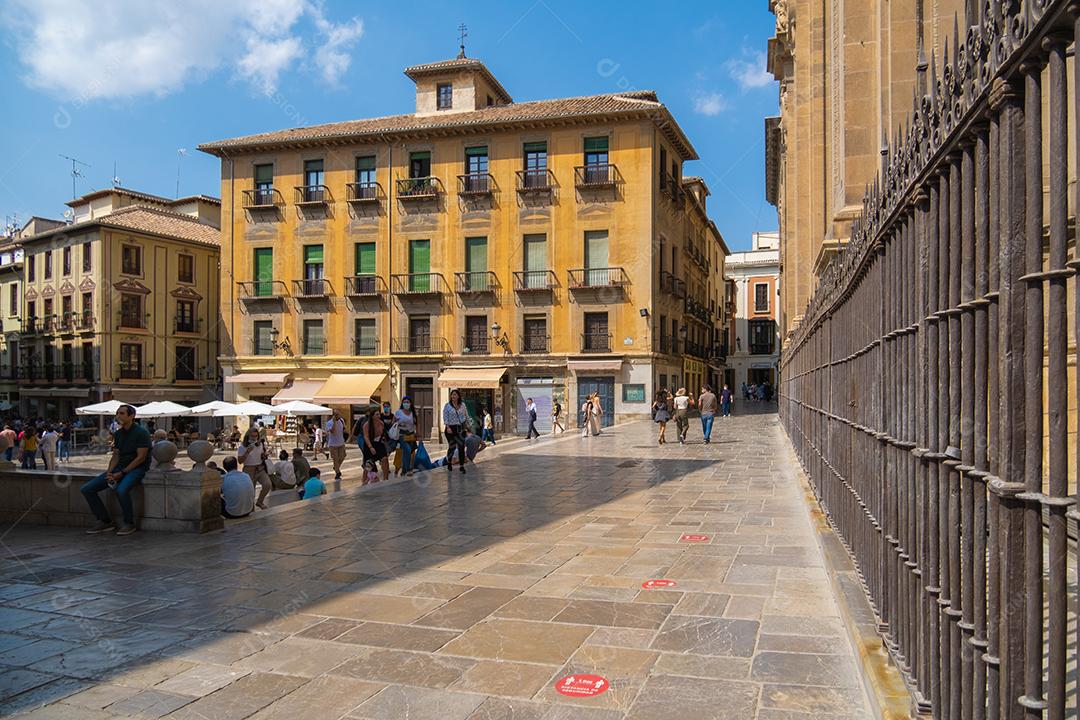Vista de pessoas passeando pelo centro histórico de Granada perto da Catedral