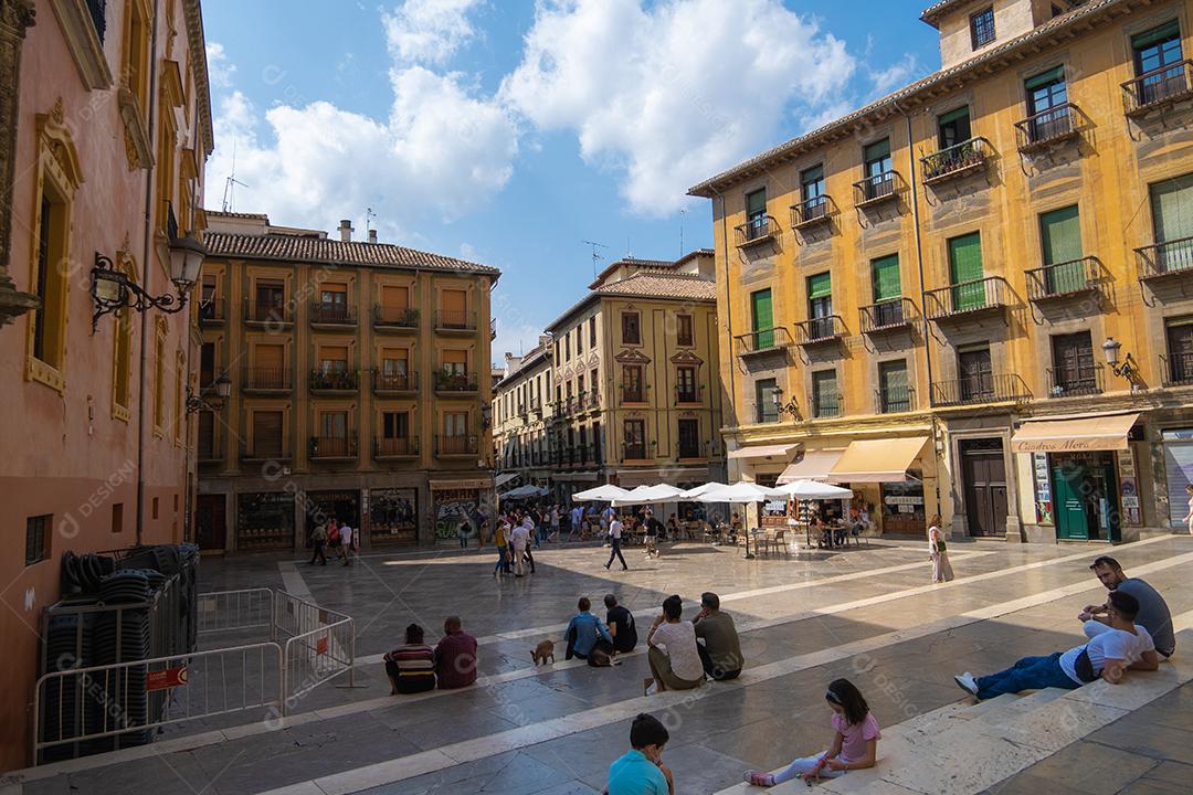 Vista de pessoas passeando pelo centro histórico de Granada perto da Catedral