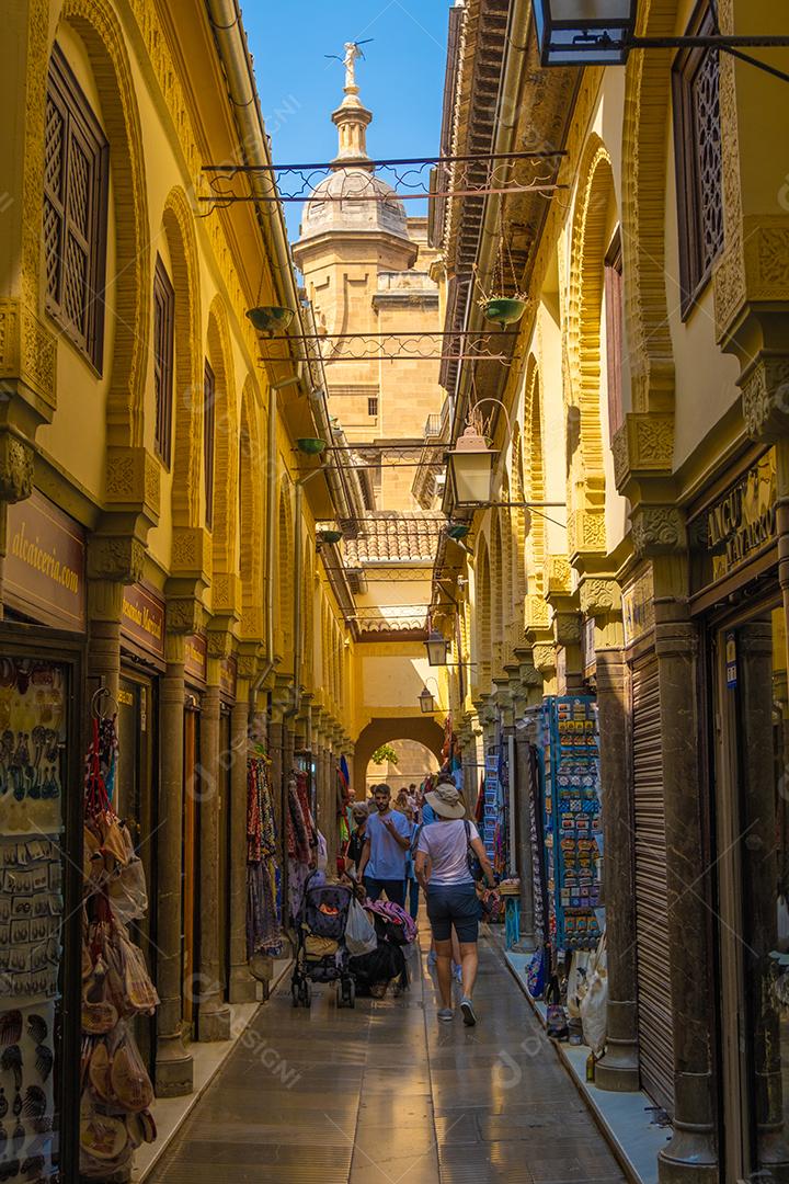 Turistas no antigo mercado árabe de Alcaiceria.