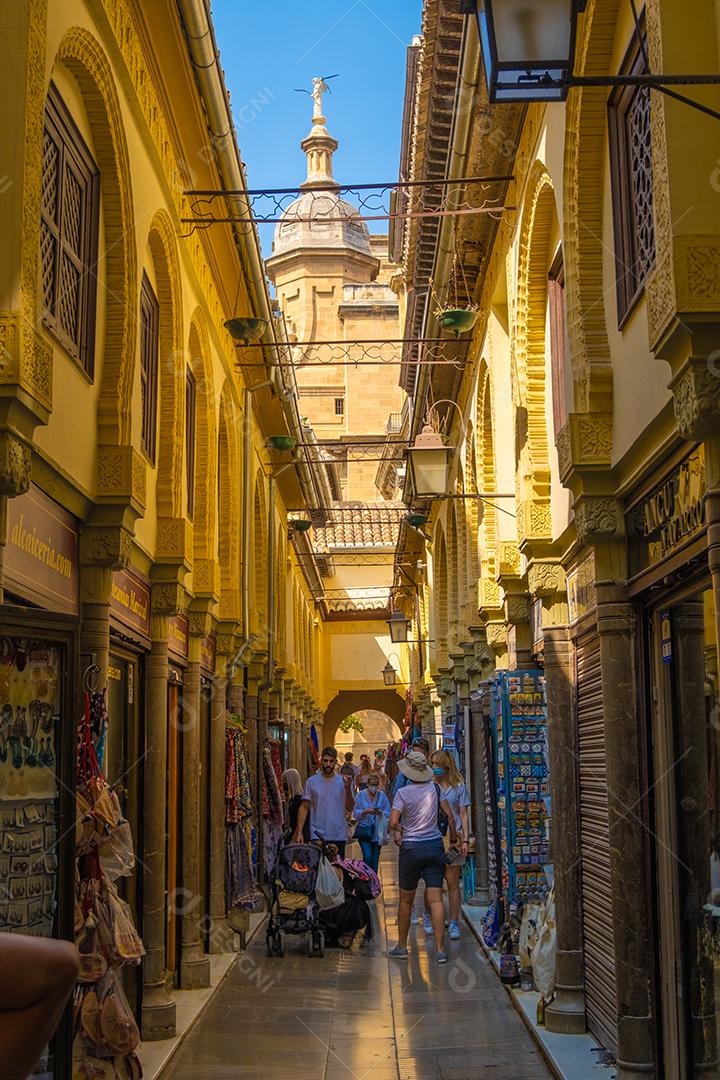 Turistas no antigo mercado árabe de Alcaiceria.