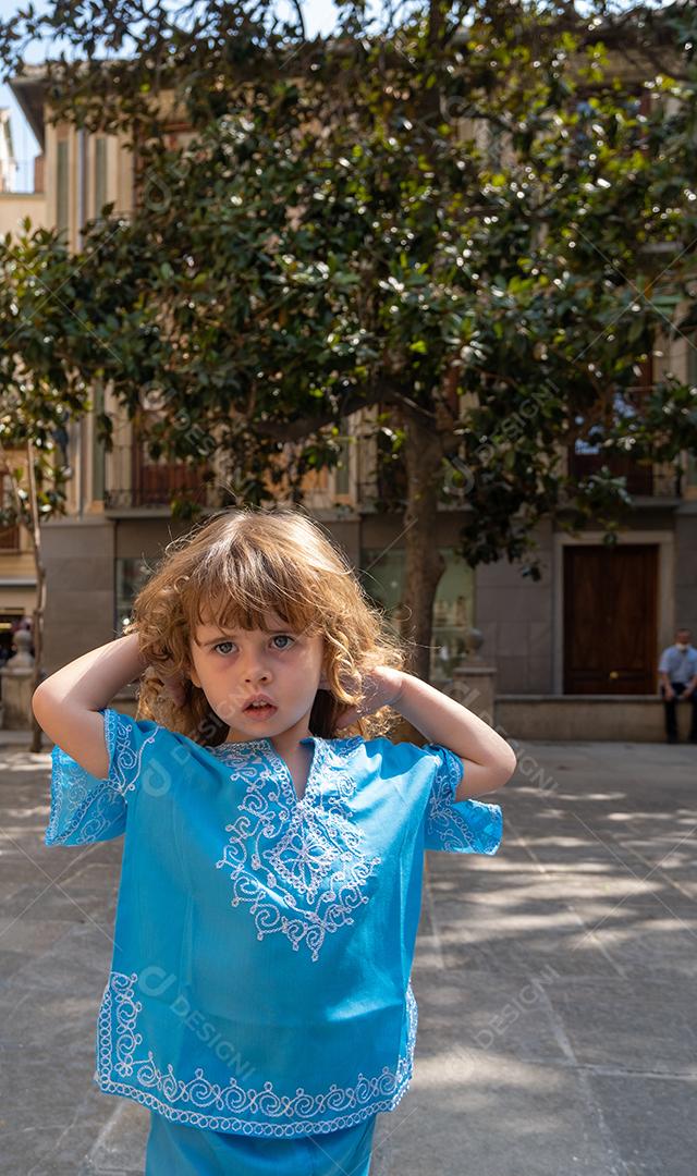Linda loira em trajes árabes posando para a câmera nas ruas de Granada, Espanha