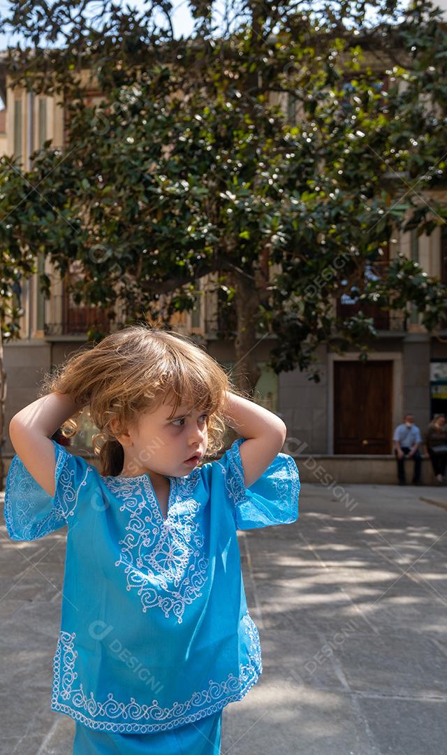 Linda loira em trajes árabes posando para a câmera nas ruas de Granada, Espanha