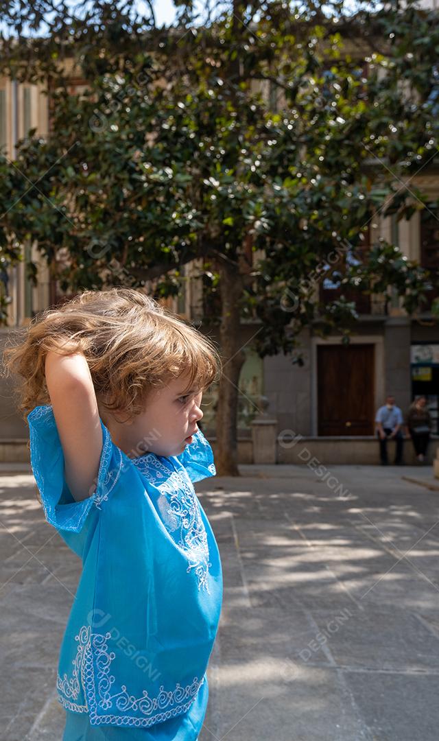 Linda loira em trajes árabes posando para a câmera nas ruas de Granada, Espanha