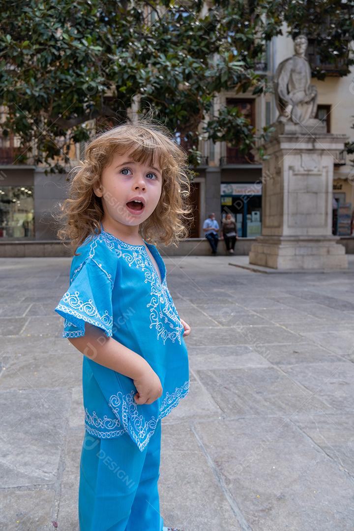 Linda loira em trajes árabes posando para a câmera nas ruas de Granada, Espanha