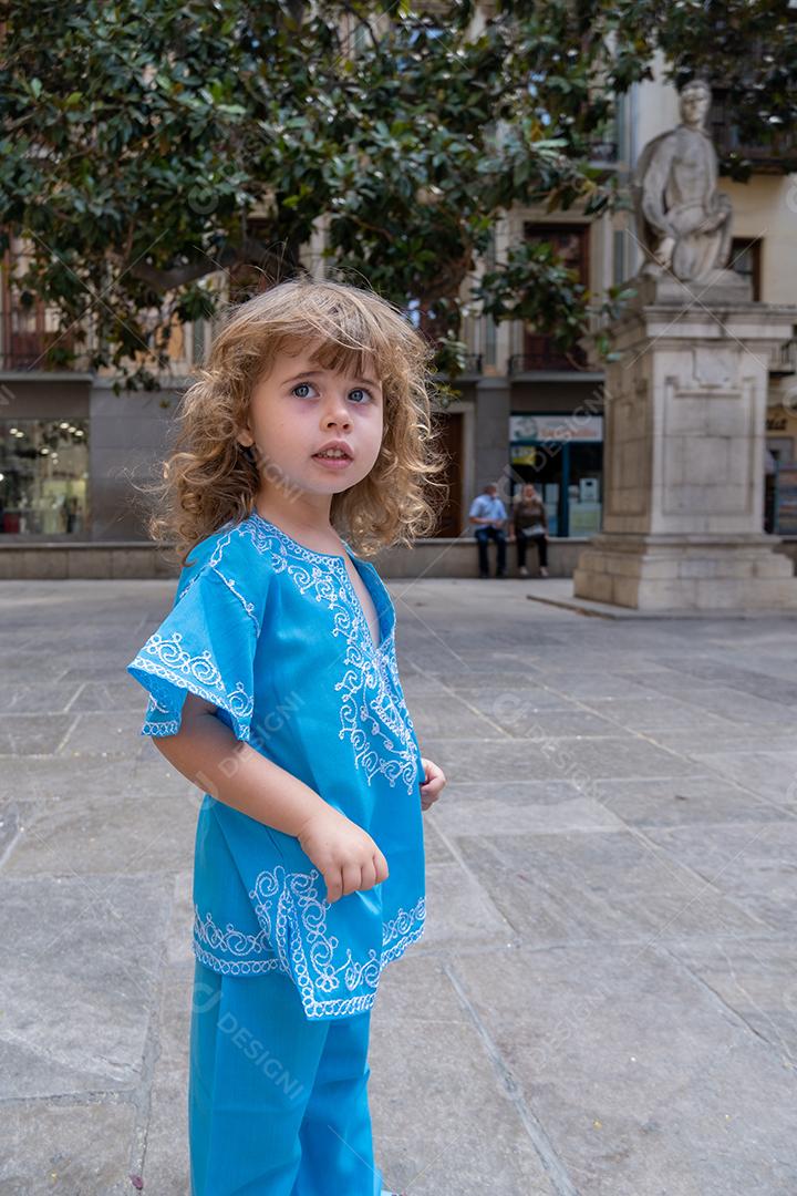 Linda loira em trajes árabes posando para a câmera nas ruas de Granada, Espanha