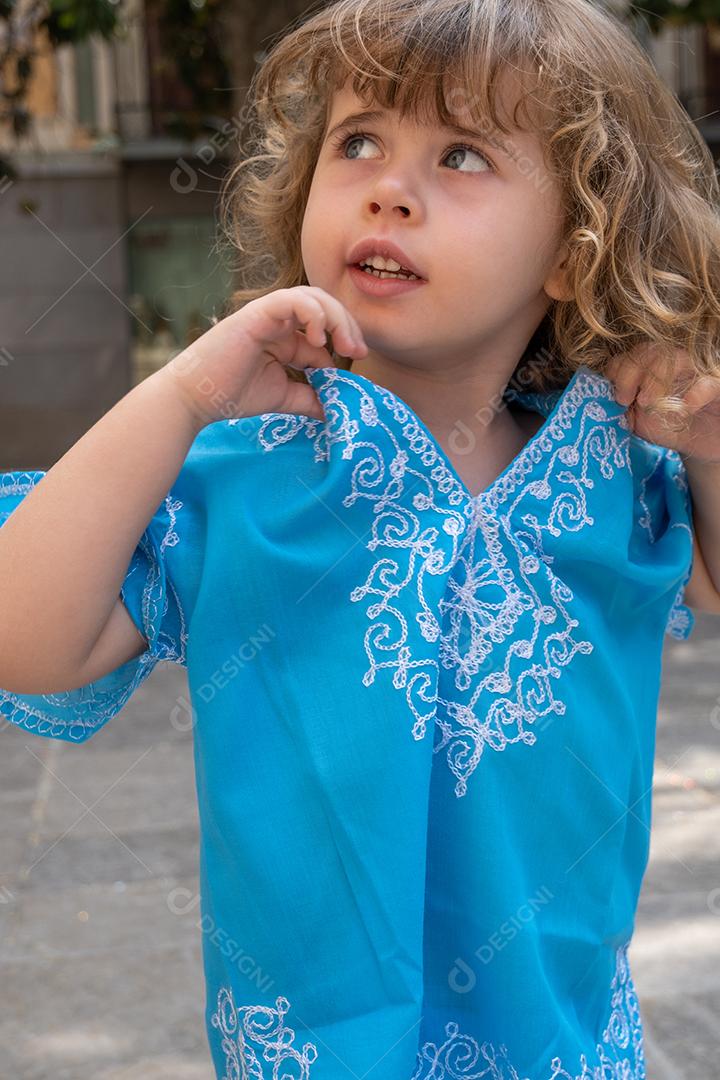 Linda loira em trajes árabes posando para a câmera nas ruas de Granada, Espanha