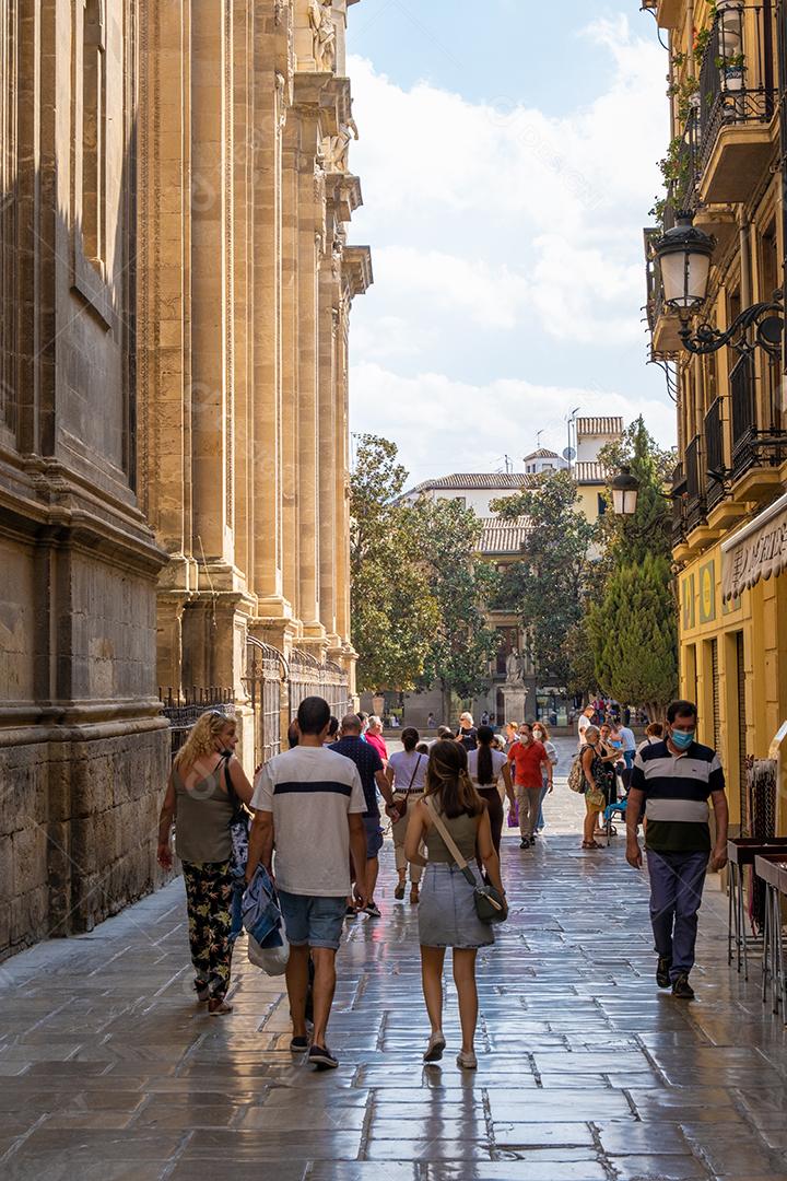Vista de pessoas passeando pelo centro histórico de Granada perto da Catedral