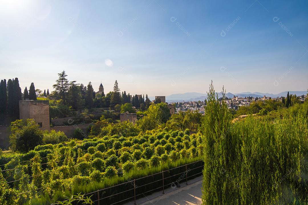 Vista aérea da cidade com centro histórico de Granada com parte do castelo de Alcazaba e Sierra Nevada ao fundo