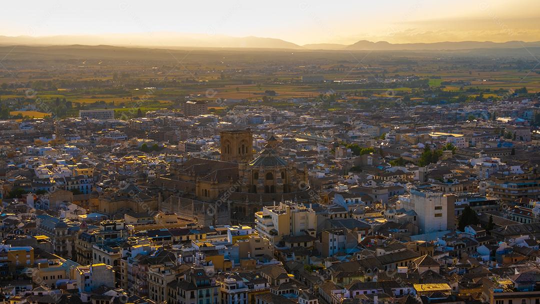 Vista aérea da cidade com centro histórico de Granada.