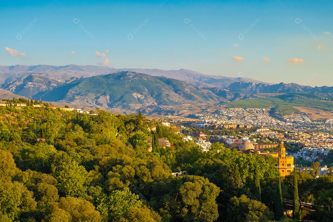 Vista aérea da cidade de Granada com Sierra Nevada ao fundo.