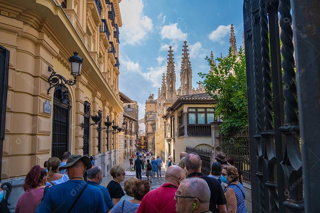 Vista de pessoas passeando pelo centro histórico de Granada perto da Catedral