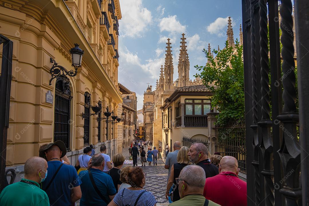 Vista de pessoas passeando pelo centro histórico de Granada perto da Catedral