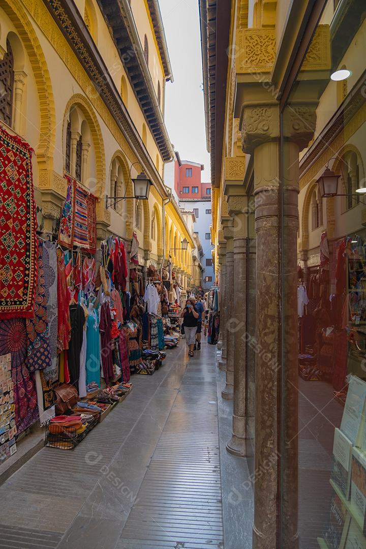 Turistas no antigo mercado árabe de Alcaiceria.