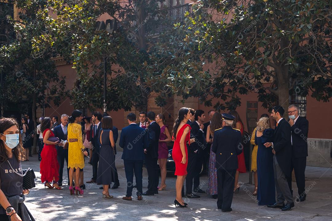 Pessoas celebrando casamento na Catedral de Granada.