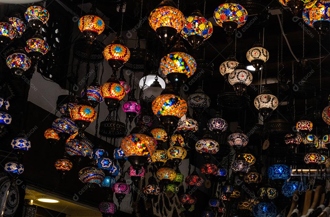 Conjunto de lanternas de mosaico de vidro marroquino típicas com foco seletivo.