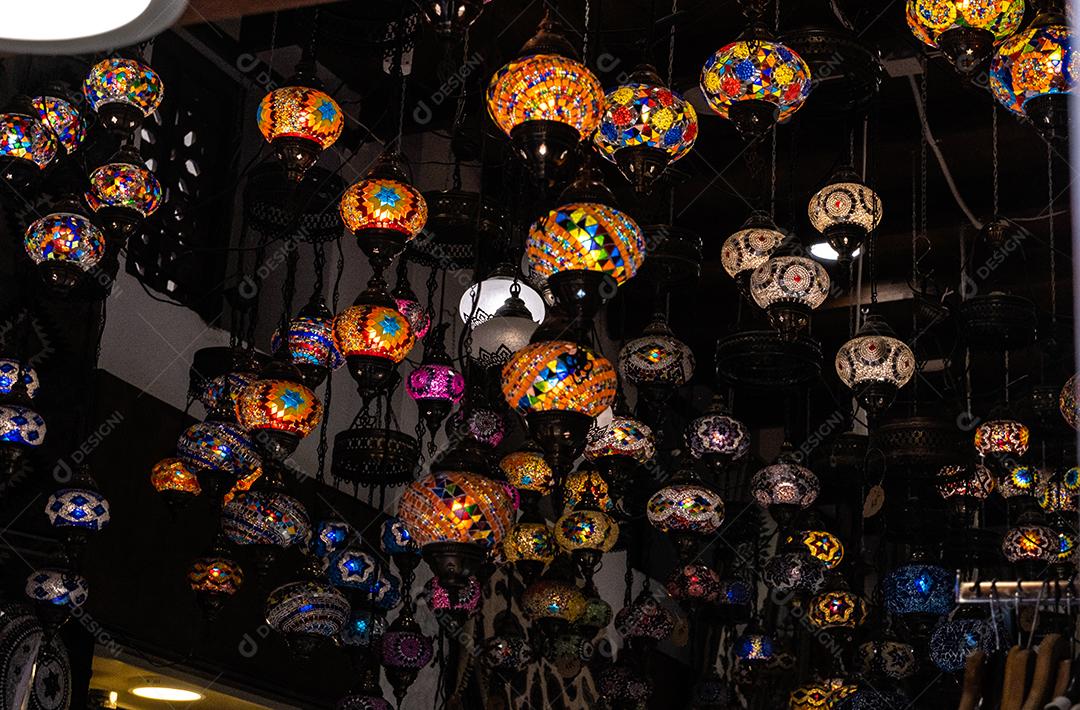 Conjunto de lanternas de mosaico de vidro marroquino típicas com foco seletivo.