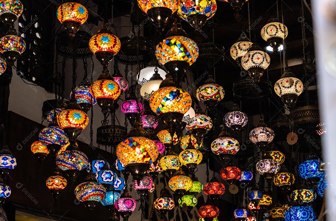 Conjunto de lanternas de mosaico de vidro marroquino típicas com foco seletivo.