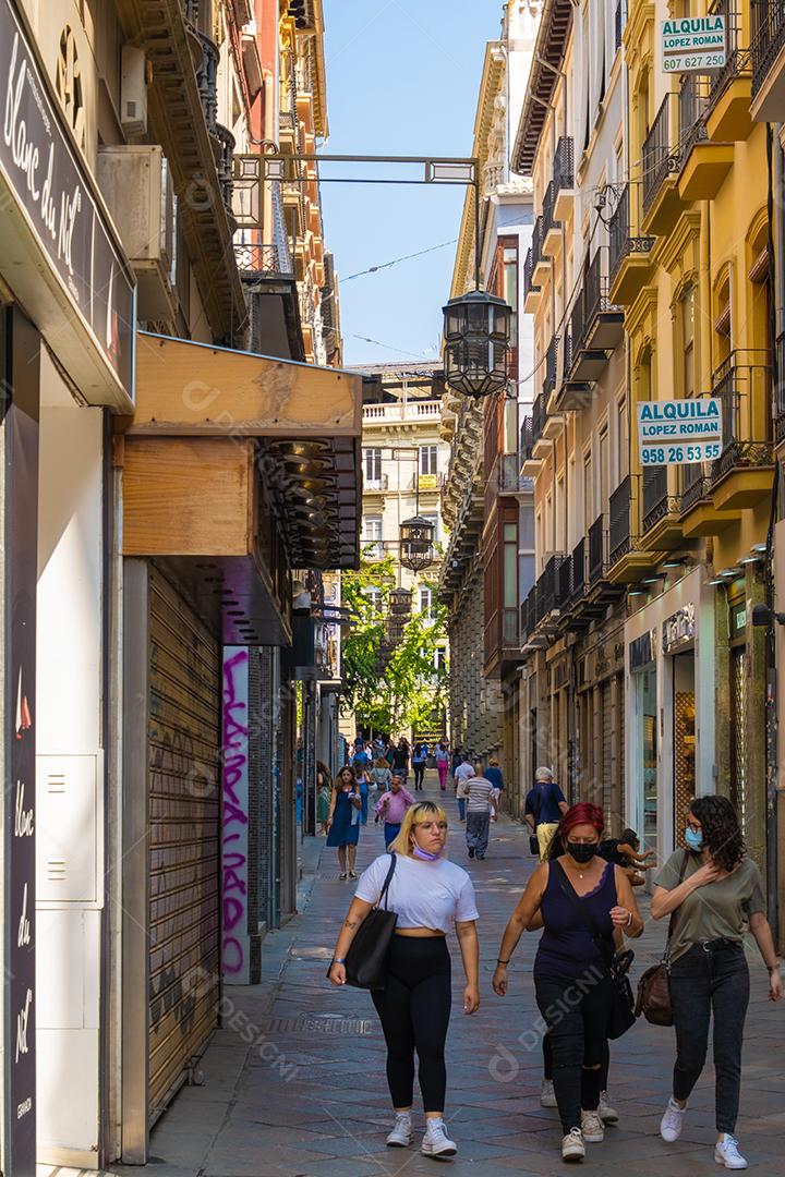 Vista de pessoas passeando pelo centro histórico de Granada perto da Catedral