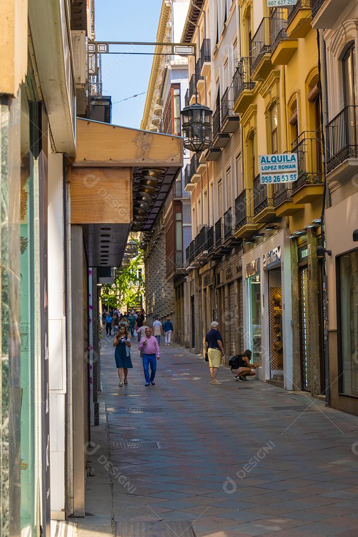 Vista de pessoas passeando pelo centro histórico de Granada perto da Catedral