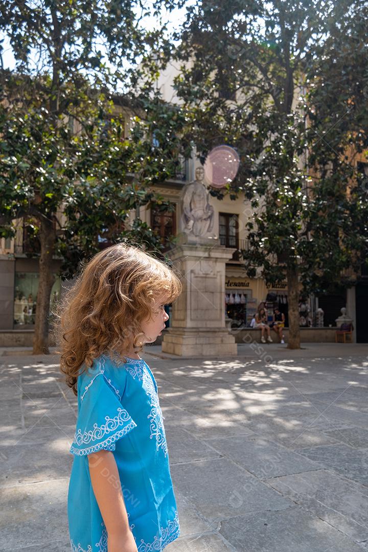 Linda loira em trajes árabes posando para a câmera nas ruas de Granada, Espanha