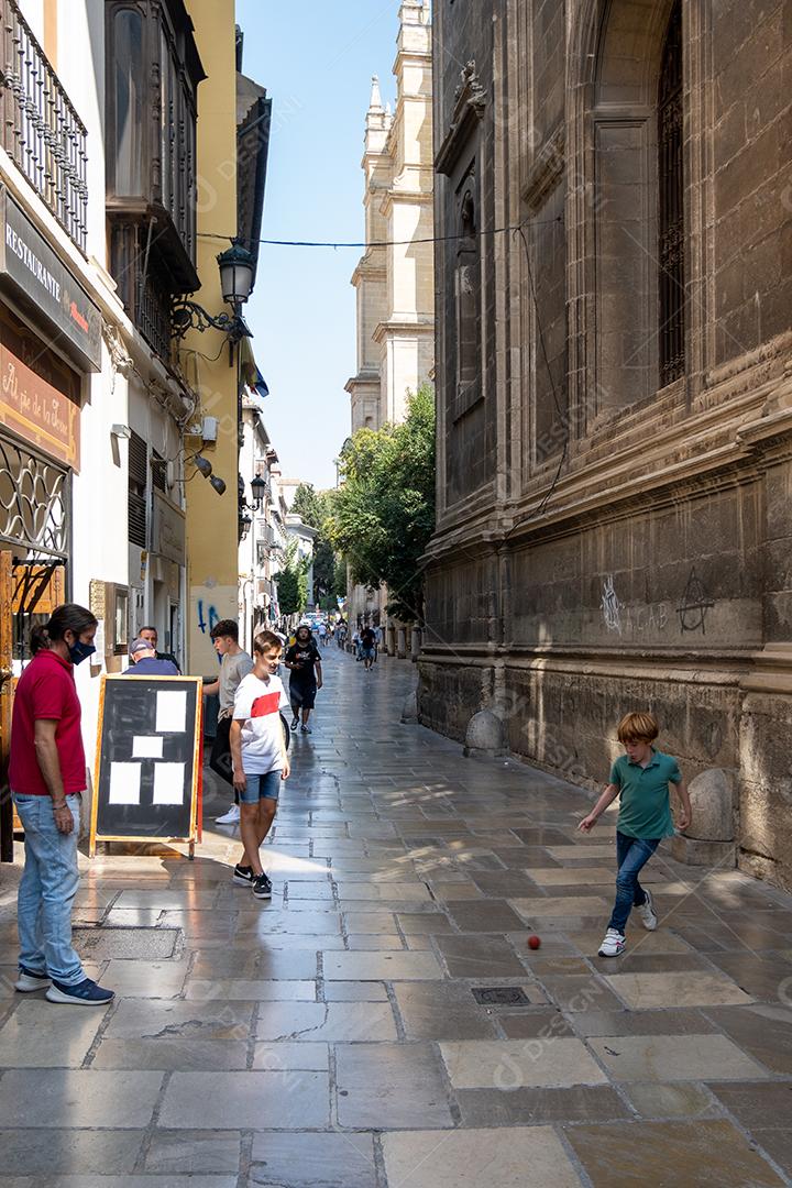 Vista de pessoas passeando pelo centro histórico de Granada perto da Catedral