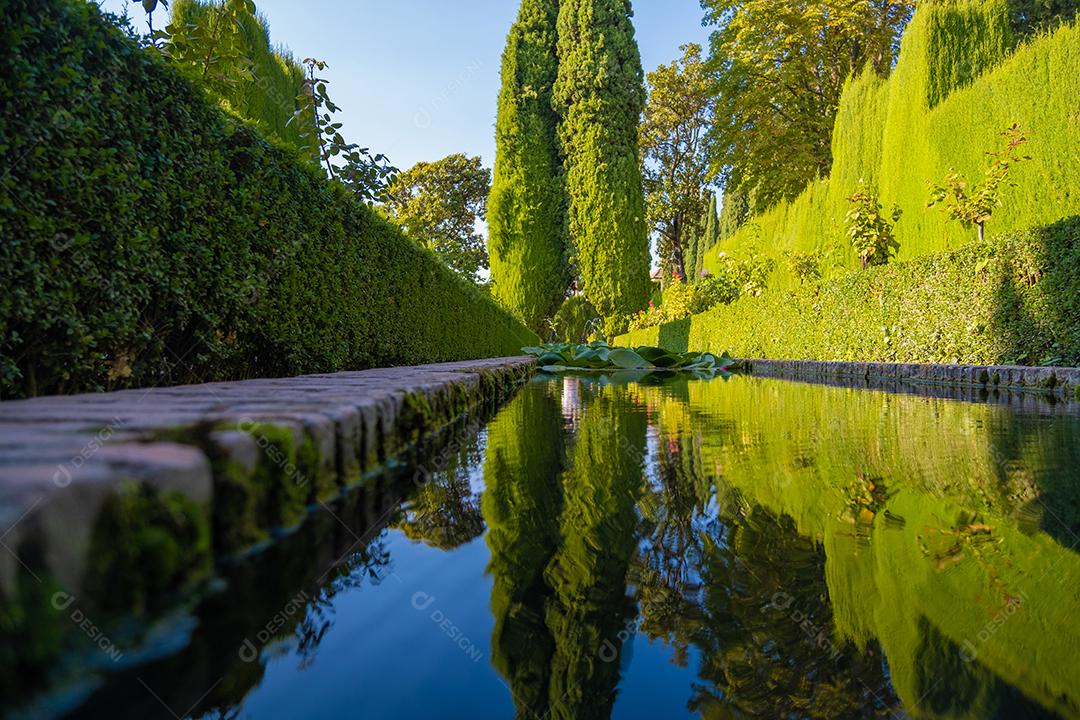 Vista do pequeno lago e fonte entre jardins verdes de Alhambra