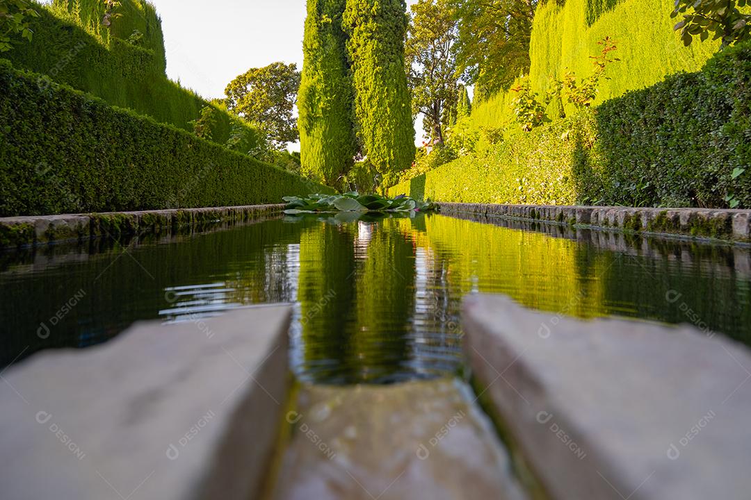 Vista do pequeno lago e fonte entre jardins verdes de Alhambra