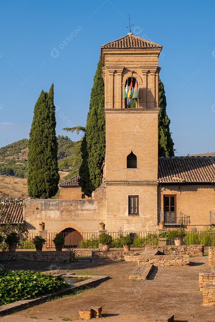 Vista da torre com arco e porta de madeira em estilo árabe