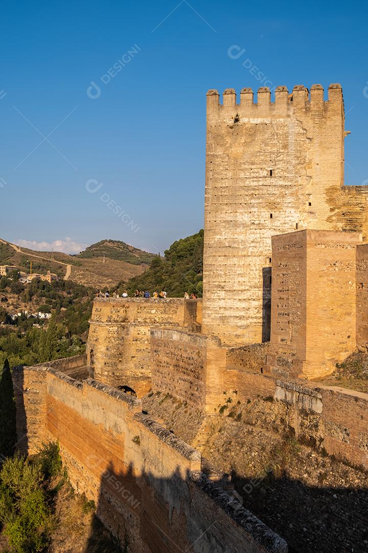 Vista aérea da cidade com centro histórico de Granada com alguma parte do castelo de Alcazaba.