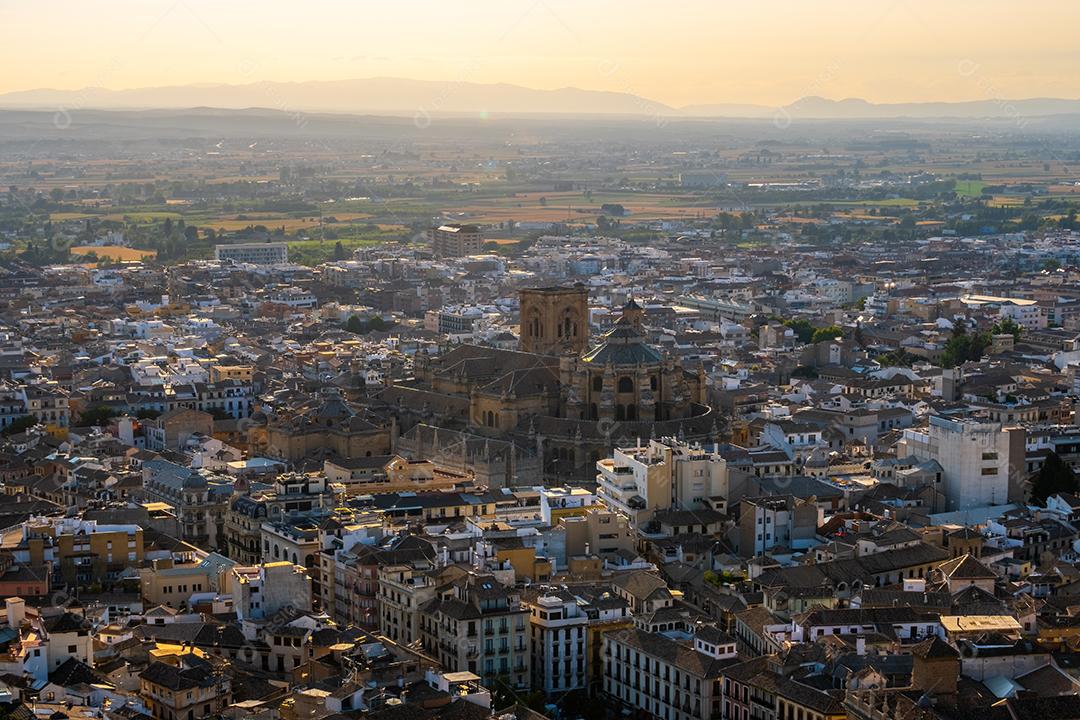 Vista aérea da cidade com centro histórico de Granada.