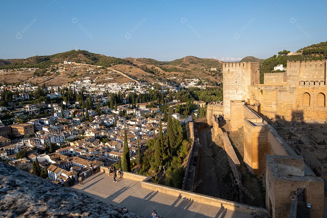 Vista aérea da cidade com centro histórico de Granada com alguma parte do castelo de Alcazaba.