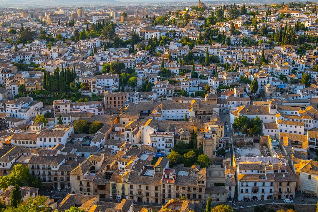 Vista aérea da cidade com centro histórico de Granada.