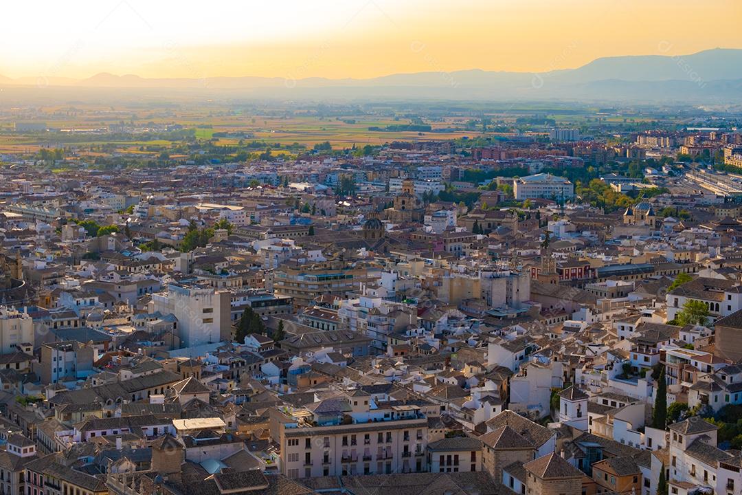 Vista aérea da cidade com centro histórico de Granada.