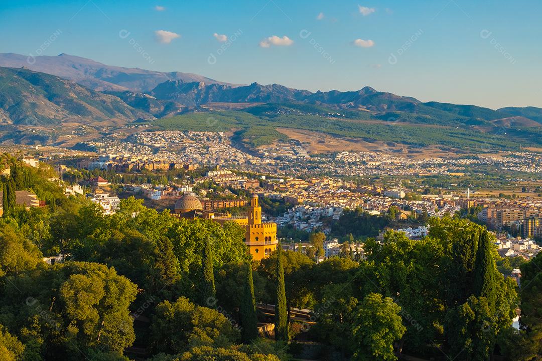 Vista aérea da cidade de Granada com Serra Nevada ao fundo.