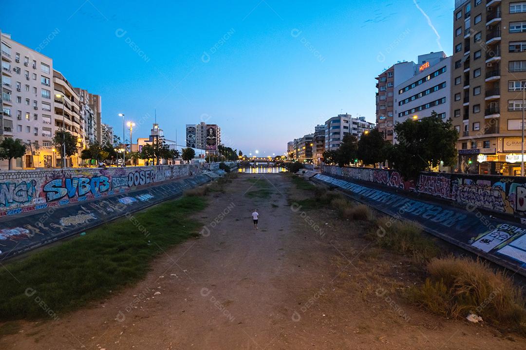 Visão noturna da cidade de Málaga na região do Soho.