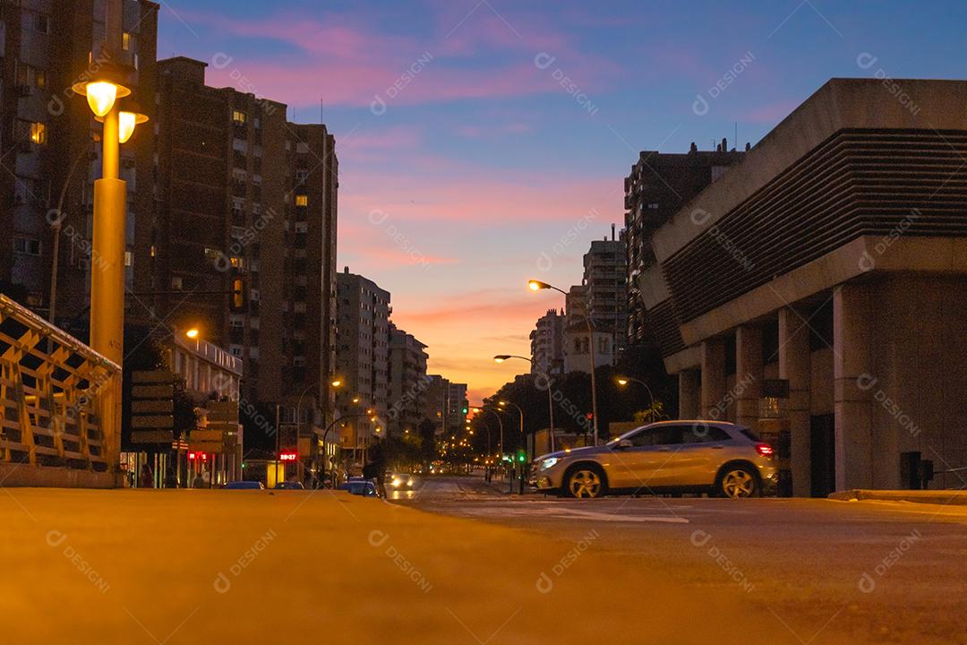 Visão noturna da cidade de Málaga na região do Soho.